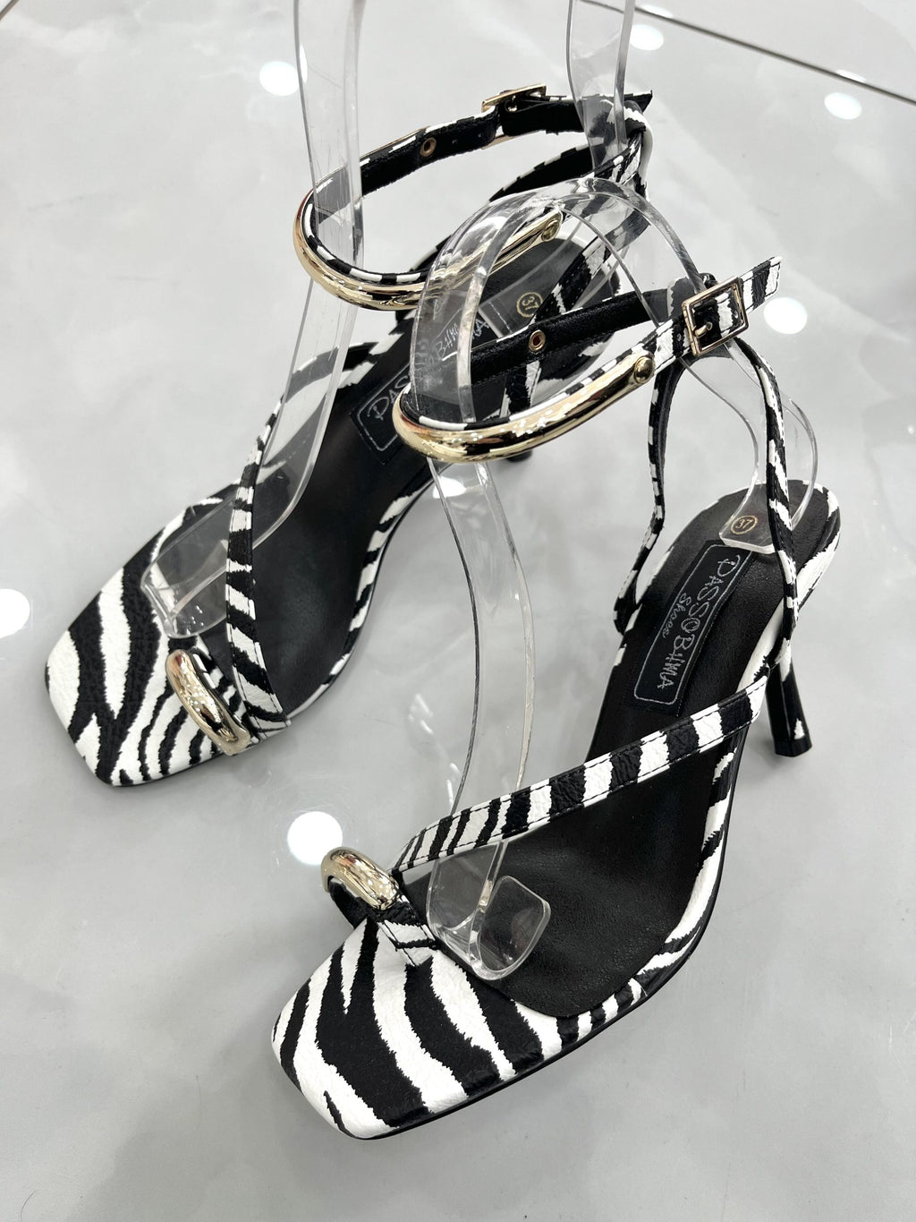 Heels Πέδιλο με Λεπτό Μεσαίο Τακούνι και Χρυσή Λεπτομέρεια Black/White