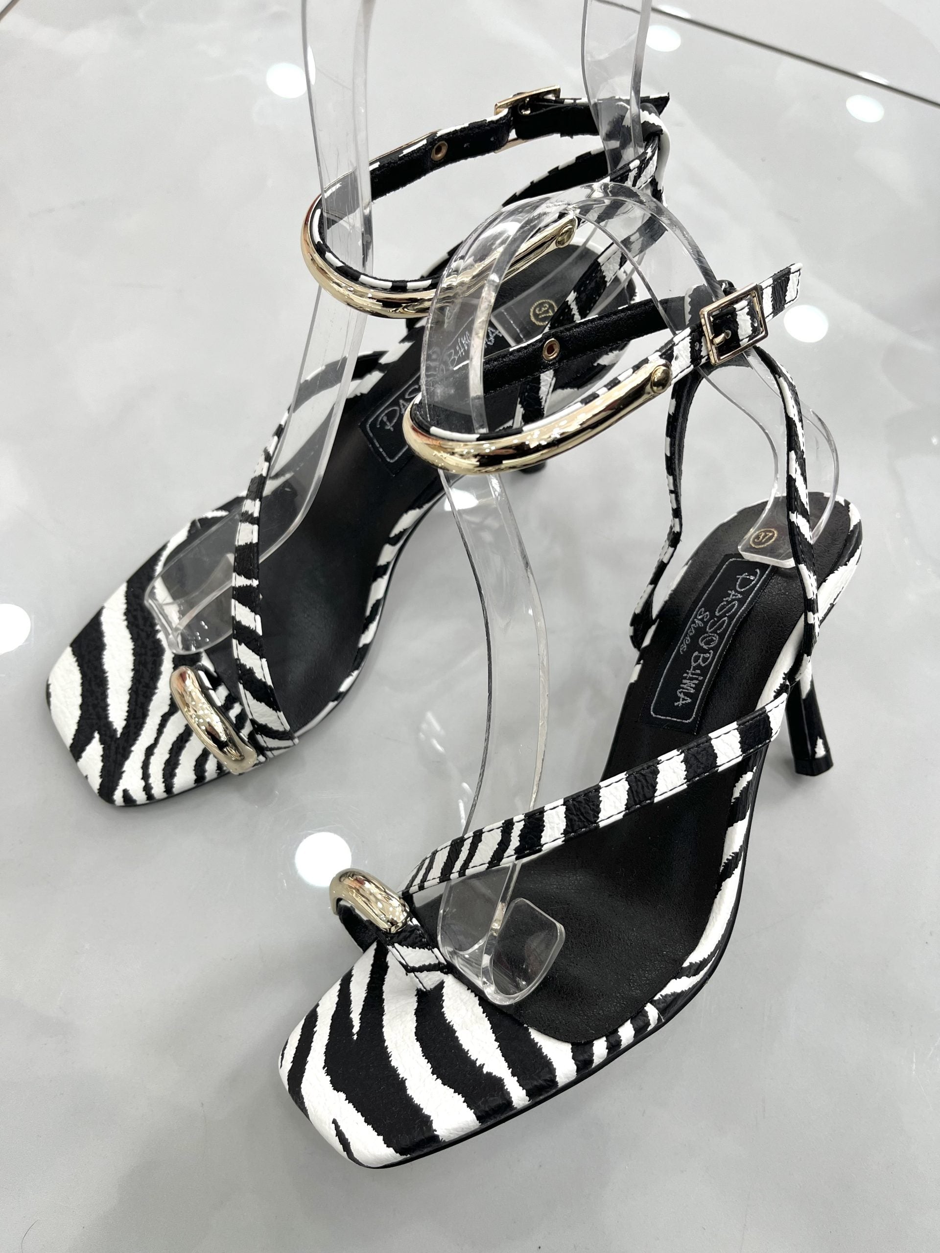 Heels Πέδιλο με Λεπτό Μεσαίο Τακούνι και Χρυσή Λεπτομέρεια Black/White