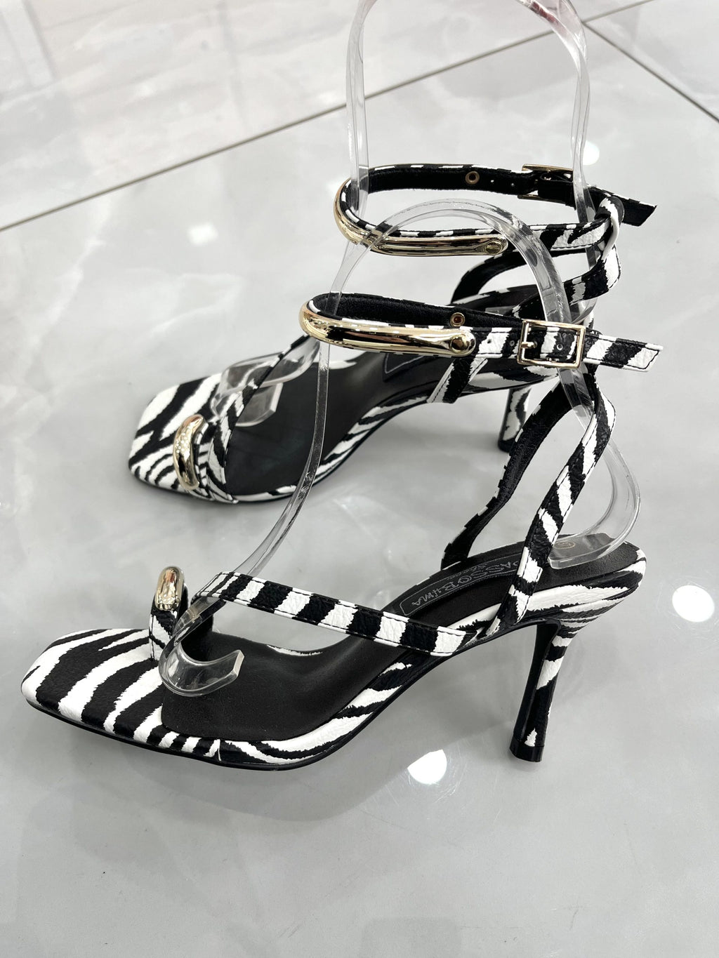 Heels Πέδιλο με Λεπτό Μεσαίο Τακούνι και Χρυσή Λεπτομέρεια Black/White