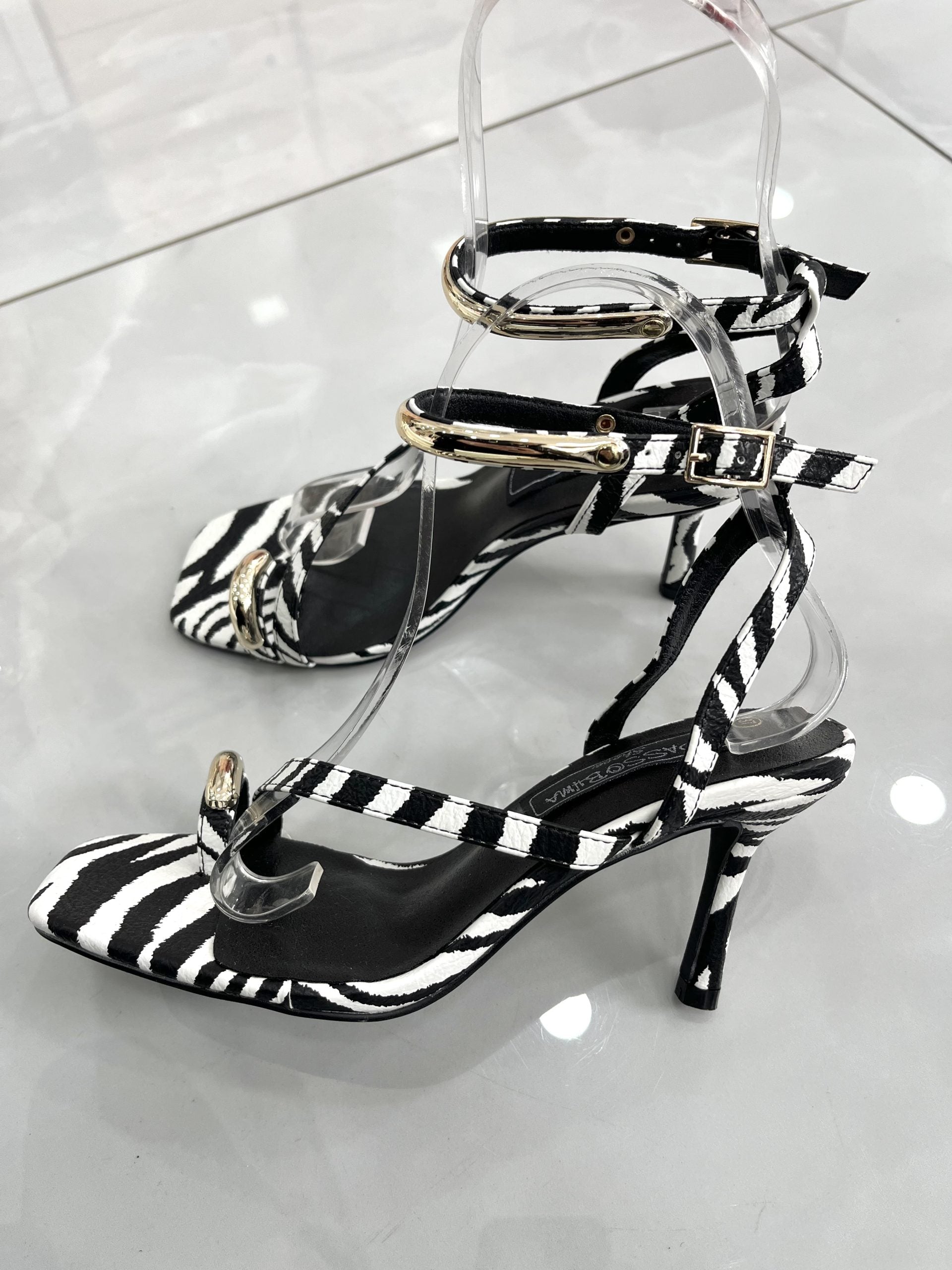 Heels Πέδιλο με Λεπτό Μεσαίο Τακούνι και Χρυσή Λεπτομέρεια Black/White