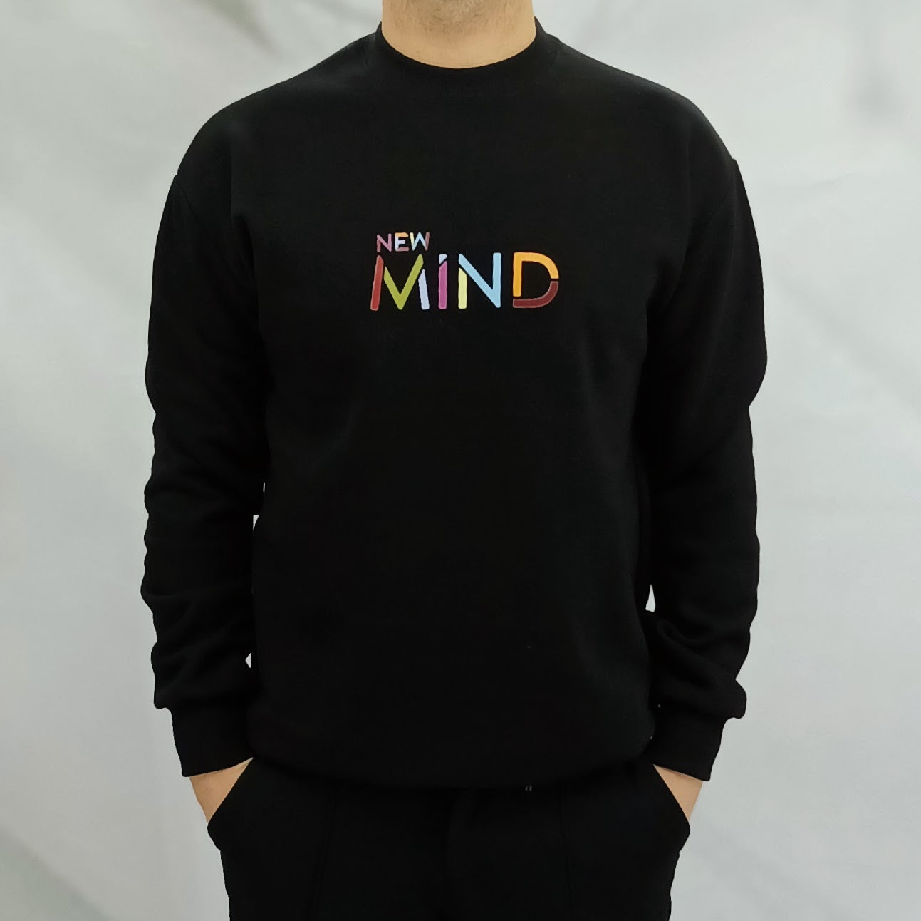 Φούτερ New Mind Μαύρο με Πολύχρωμο Λογότυπο και Κλασική Γραμμή - Μακριά Μανίκια με Ριμπ Στεν | NM17233N