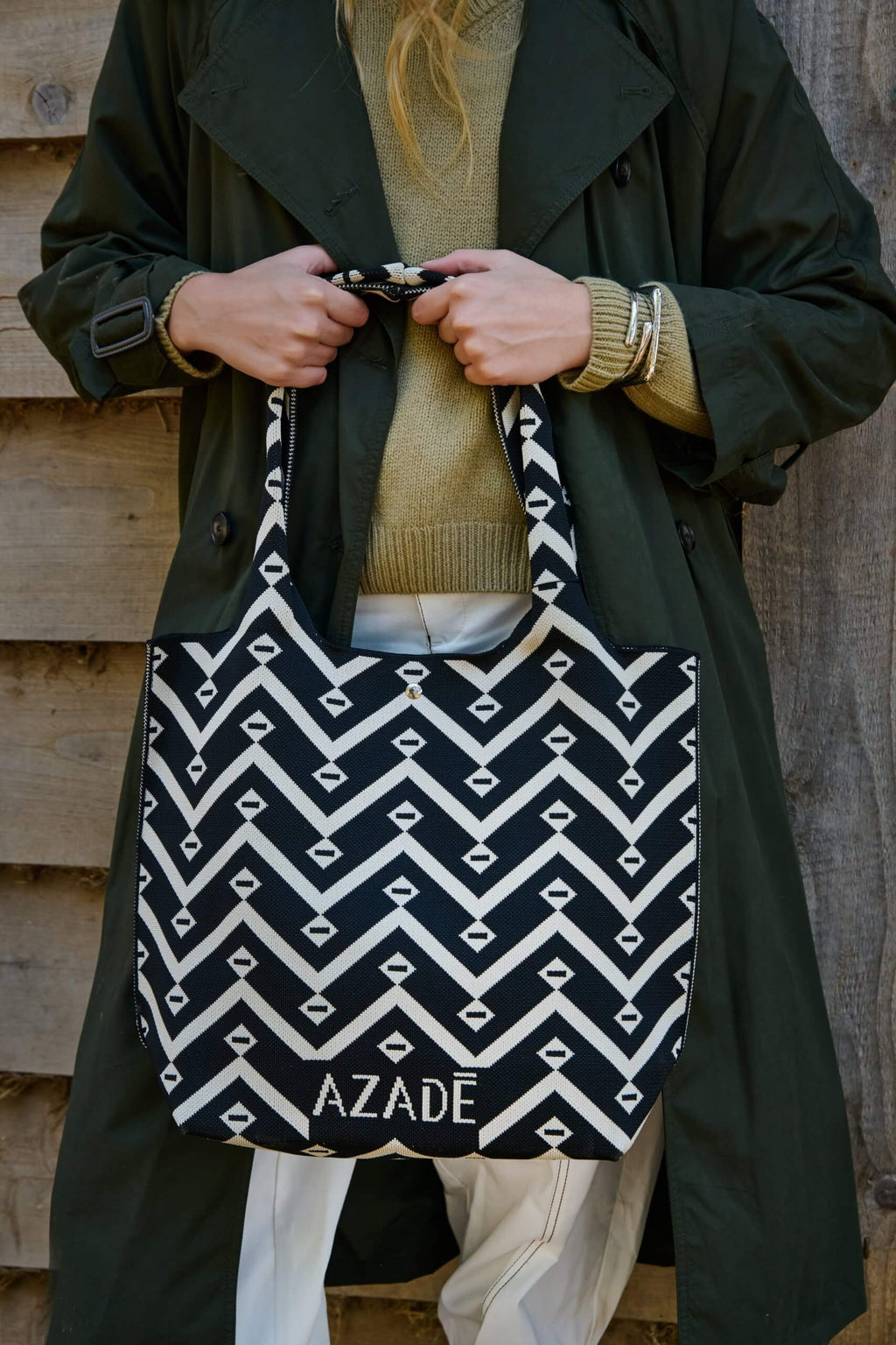 Καθημερινή Υφασμάτινη Shopper Bag Ώμου με Ασπρόμαυρο Γεωμετρικό Σχέδιο | Azade