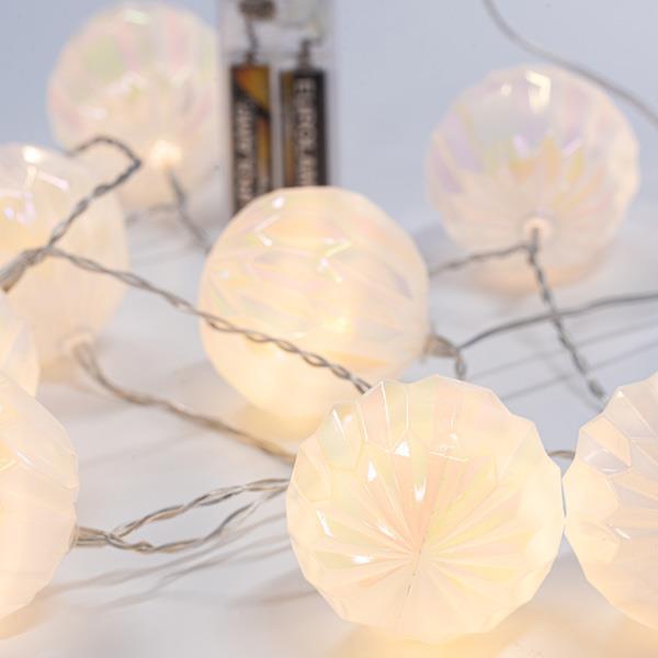 10 Led Σειρά 5mm, με Λευκές Ανάγλυφες Μπάλες, Μπαταρίας 2xAA, Διάφανο PVC Καλώδιο, Θερμό Λευκό Led ανα 15εκ., Προέκταση Παροχής 30εκ., IP20