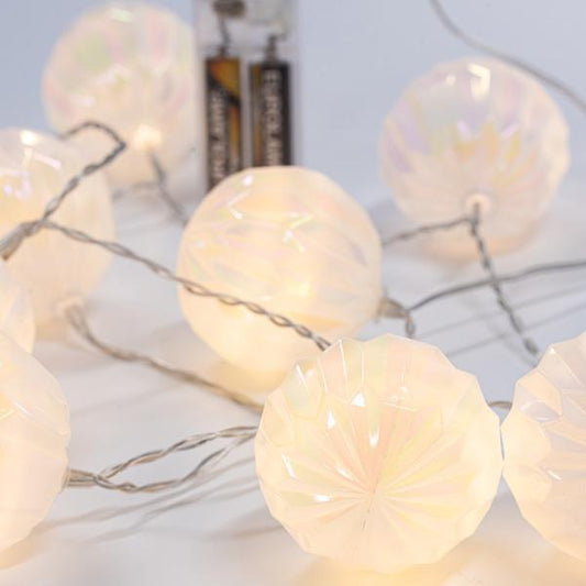 10 Led Σειρά 5mm, με Λευκές Ανάγλυφες Μπάλες, Μπαταρίας 2xAA, Διάφανο PVC Καλώδιο, Θερμό Λευκό Led ανα 15εκ., Προέκταση Παροχής 30εκ., IP20