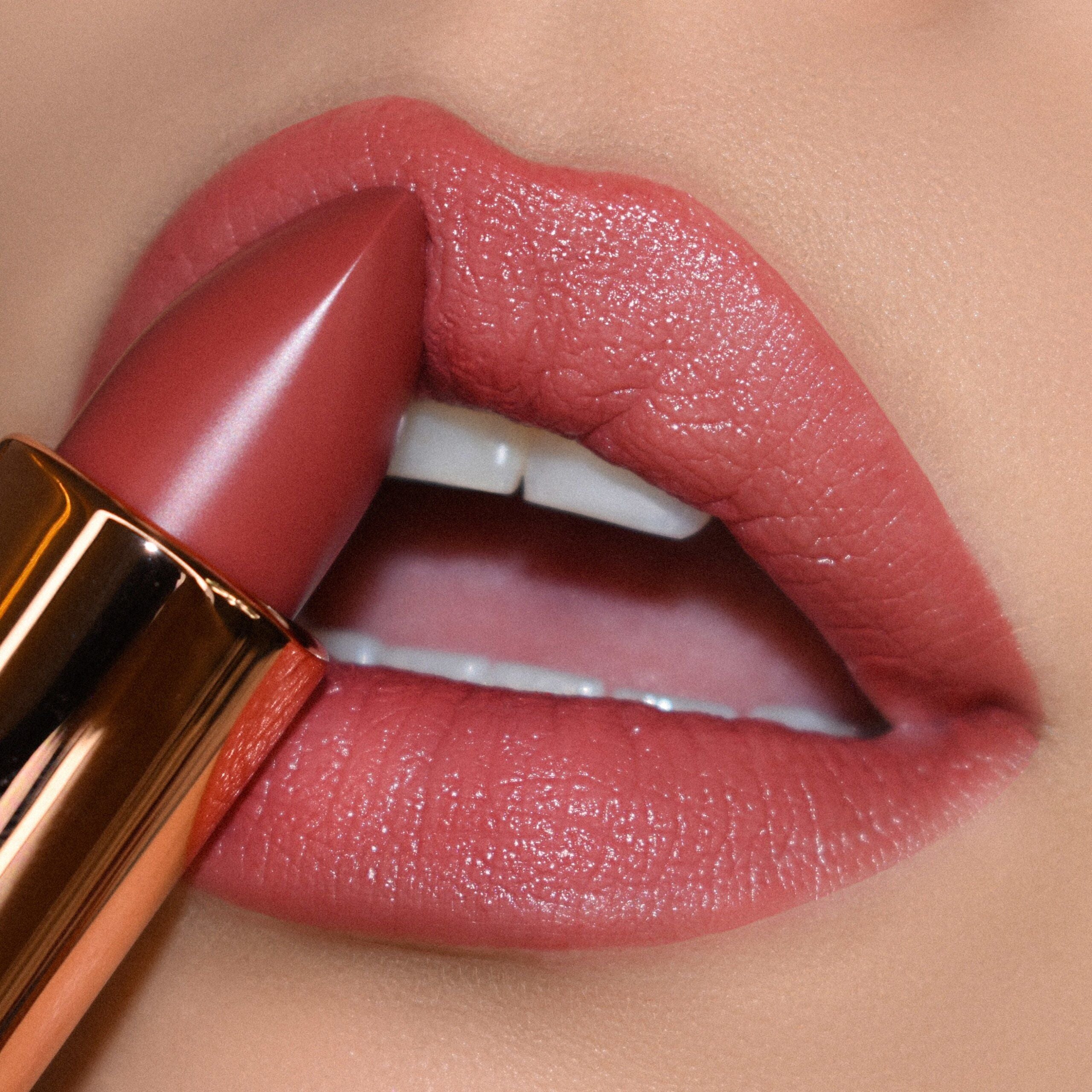 Hydra Gloss Plumping Lipstick Bys