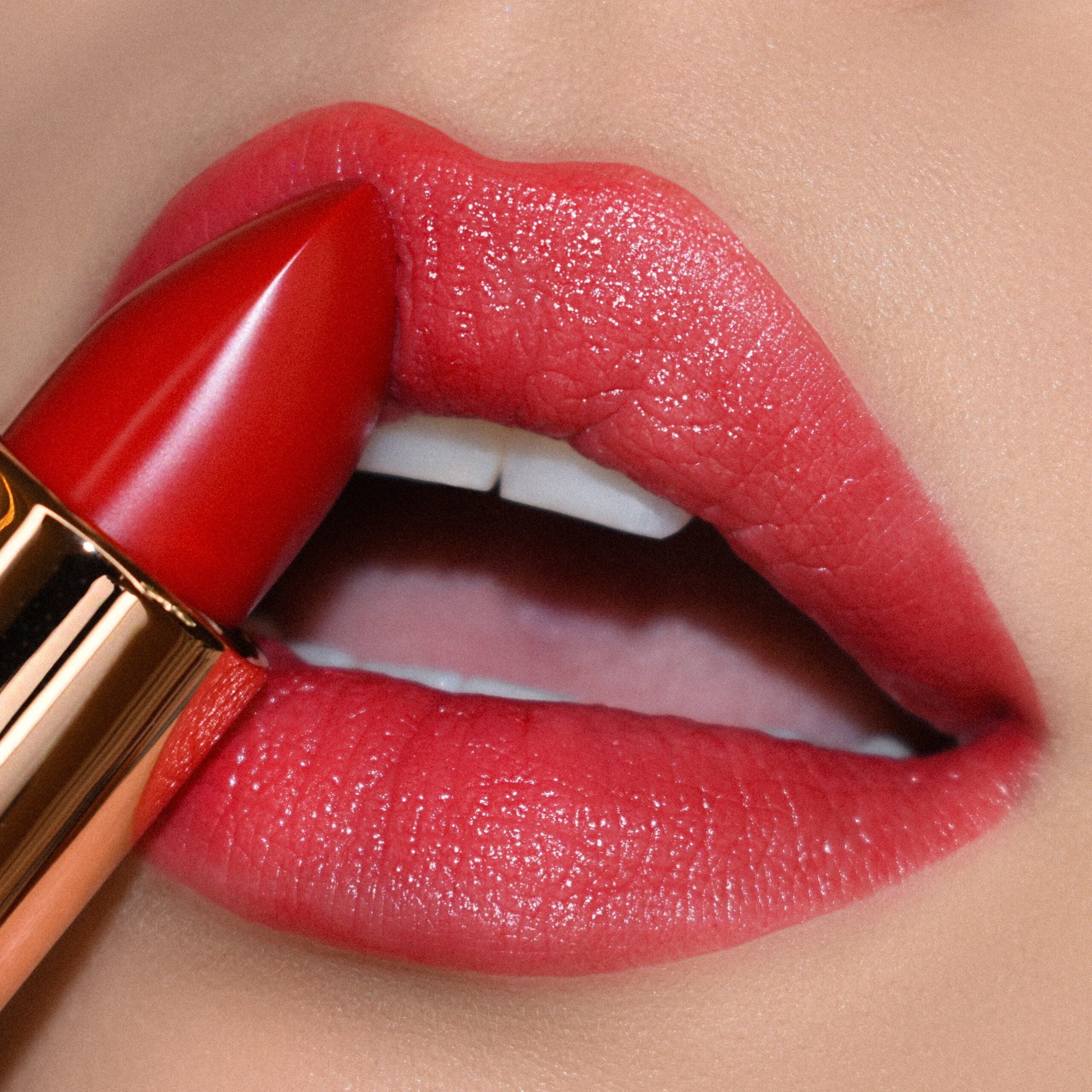 Hydra Gloss Plumping Lipstick Bys