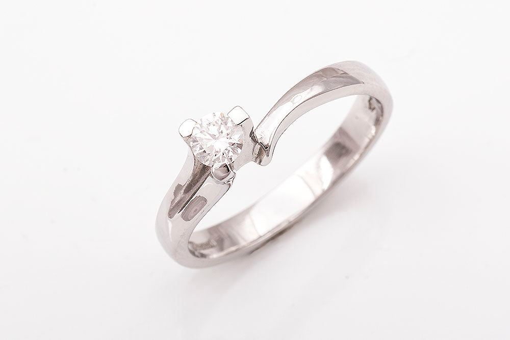 Μονόπετρο δαχτυλίδι λευκόχρυσο Κ18 με διαμάντι και δέσιμο με 3 δοντάκια.