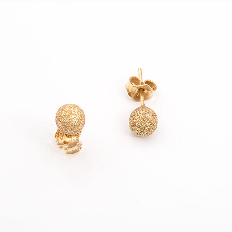 Χρυσά σκουλαρίκια Κ14 με μαρτιλέ επεξεργασία.