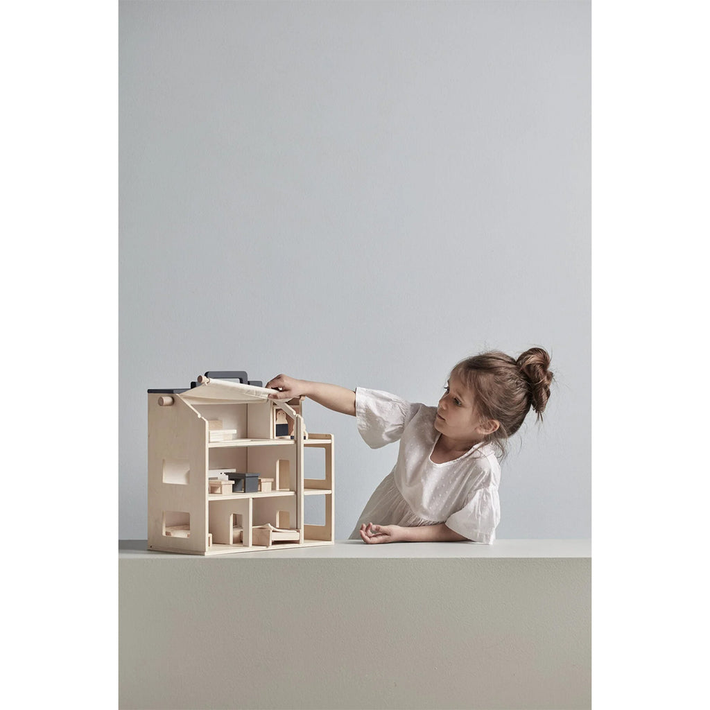 KIDS CONCEPT. Ξύλινο κουκλόσπιτο με φιγούρες και έπιπλα (φυσικό)