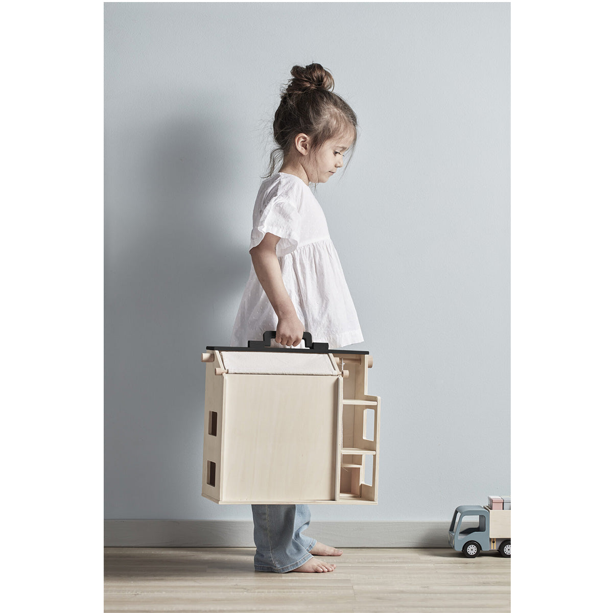 KIDS CONCEPT. Ξύλινο κουκλόσπιτο με φιγούρες και έπιπλα (φυσικό)
