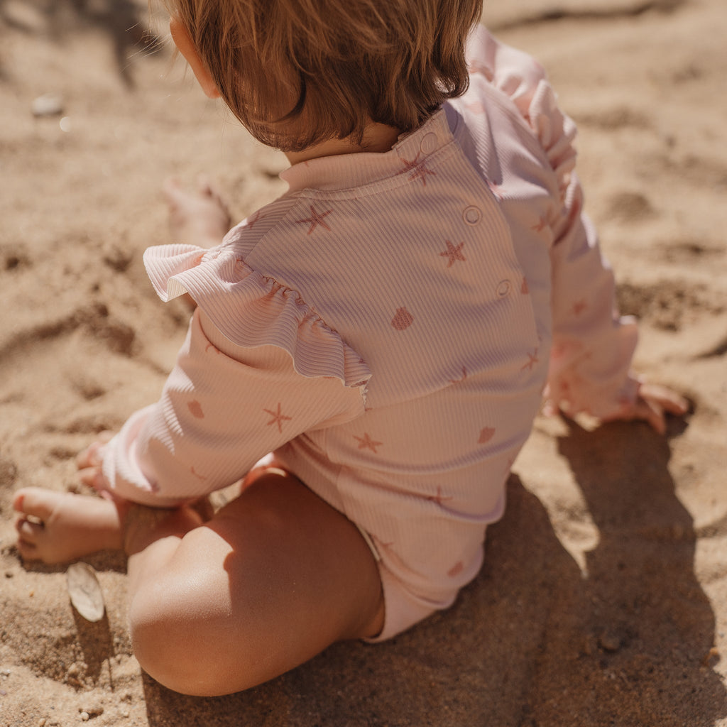 LITTLE DUTCH. Ολόσωμο μακρυμάνικο μαγιό με βολάν Dreamy Seashells - Νο 86/92