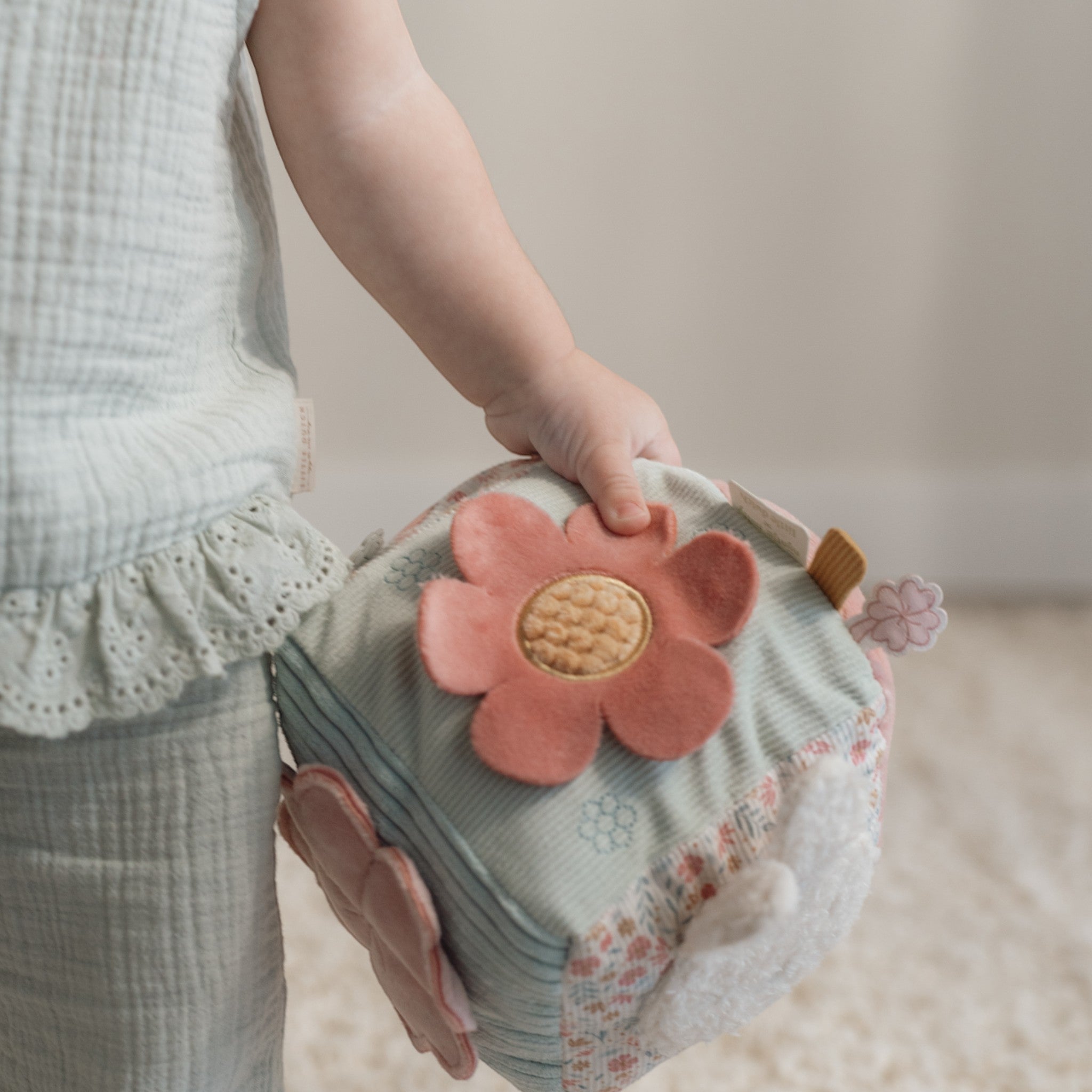 LITTLE DUTCH. Υφασμάτινος κύβος δραστηριοτήτων - Lucky Blossom GRS