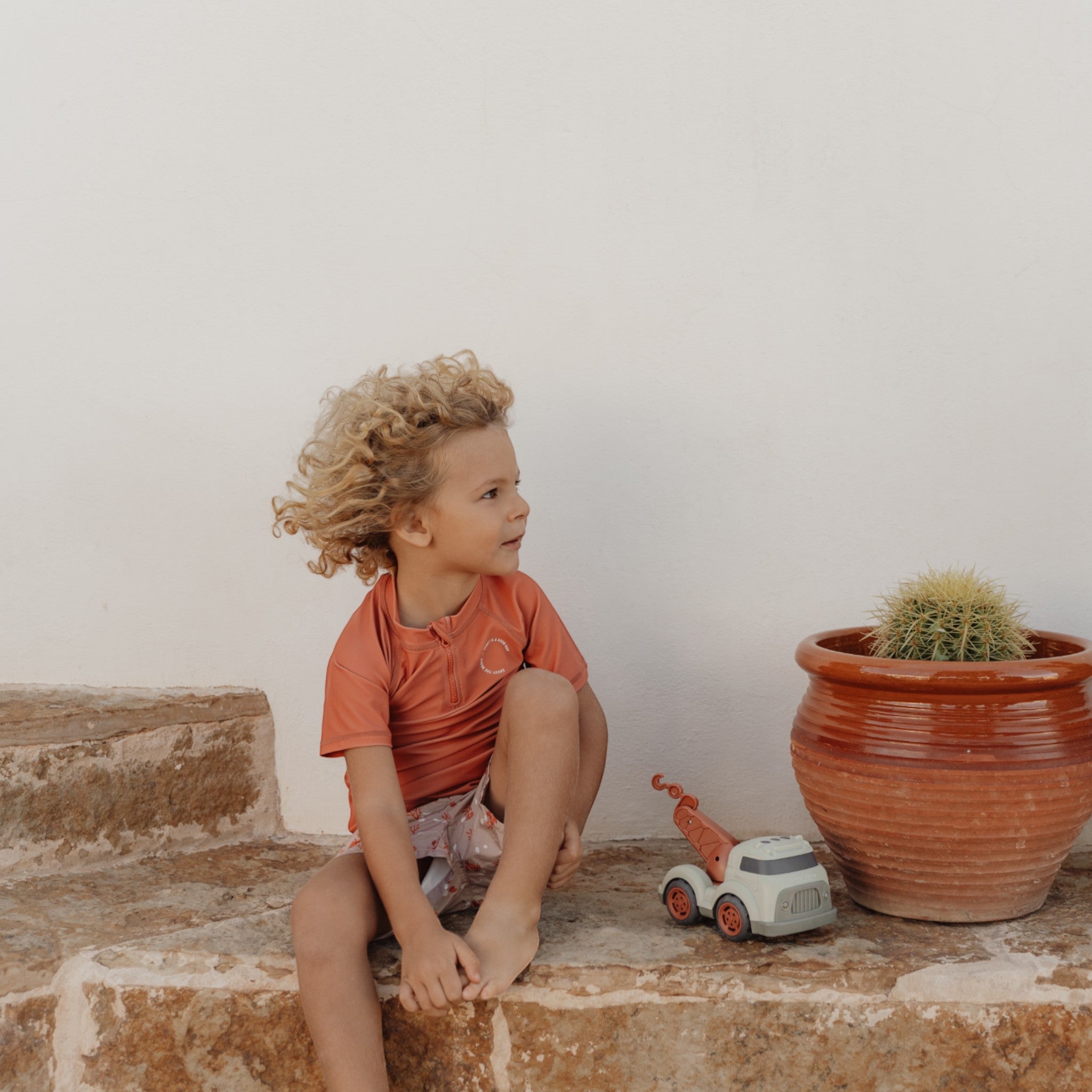 LITTLE DUTCH. Φορτηγάκι με ρυμουλκό Fresh Greens 17 εκ.